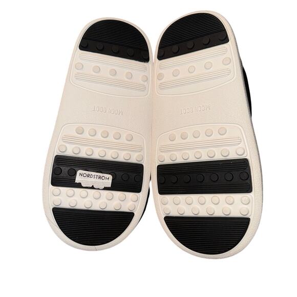 Women’s size 6 Moon Boot - Picture 3 of 3